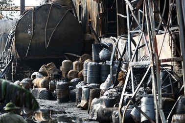 Vụ cháy ở Long Biên: Bồn chứa rò rỉ hóa chất, nhiều thùng phuy phát nổ