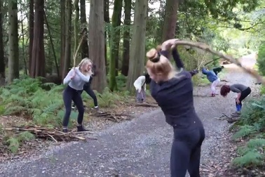 Phụ nữ tức giận, la hét trong rừng để giải tỏa cơn giận