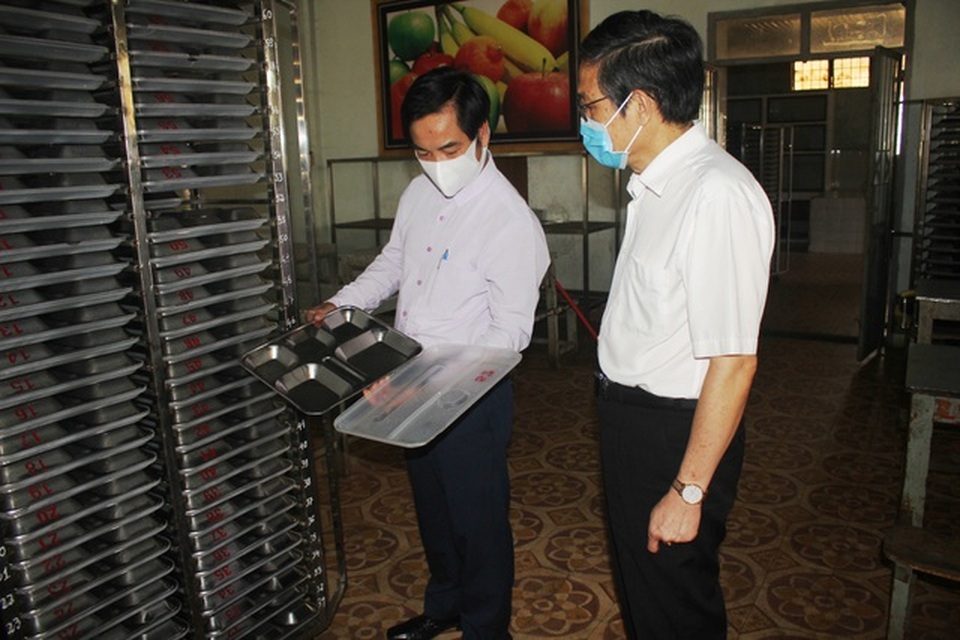 Thầy cô giáo gấp rút lau dọn trường lớp để đón học sinh trở lại - 4 Thầy cô giáo gấp rút lau dọn trường lớp để đón học sinh trở lại - 4