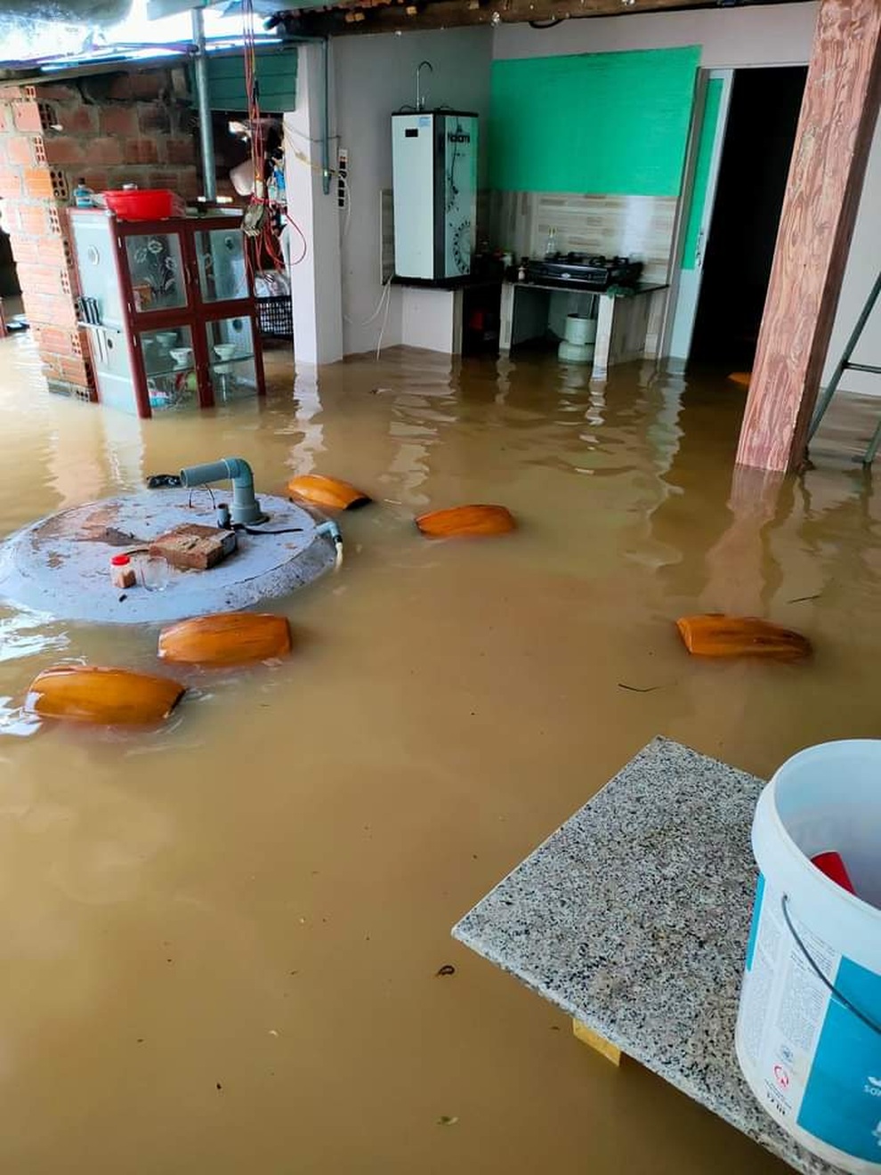 Bình Định: Mưa lớn cô lập 1.000 ngôi nhà, người dân phải sơ tán khẩn cấp - 2 Bình Định: Mưa lớn cô lập 1.000 ngôi nhà, người dân phải sơ tán khẩn cấp - 2