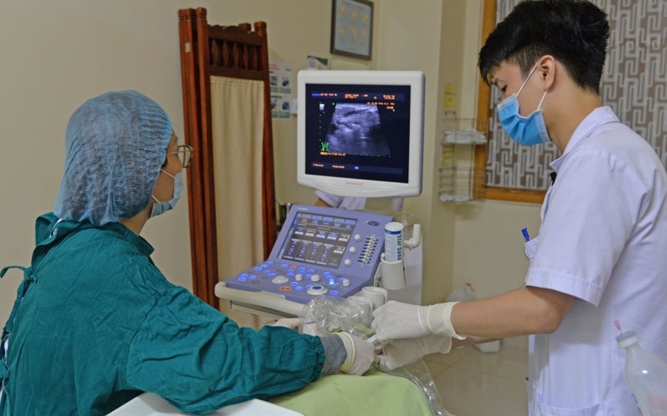 Mắc bướu cổ, người đàn ông Hà Nội 3 năm hút dịch 30 lần - 1 Mắc bướu cổ, người đàn ông Hà Nội 3 năm hút dịch 30 lần - 1