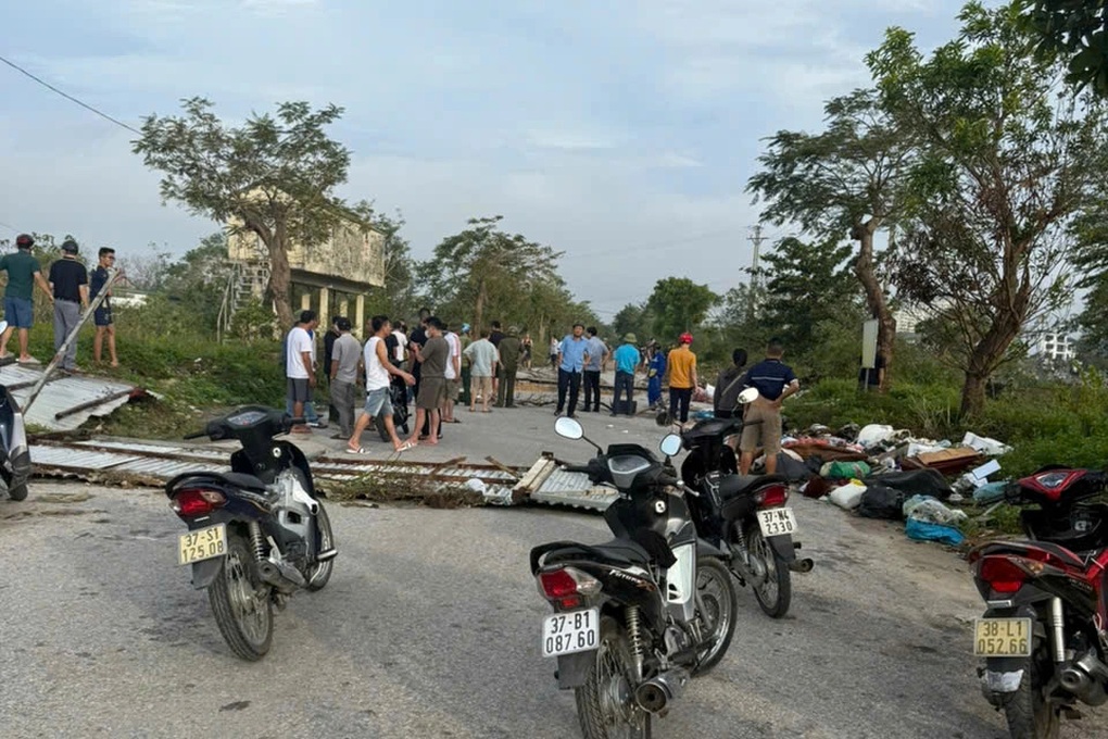 Vỡ bờ sông Vinh, nước tràn vào khu đô thị - 2 Vỡ bờ sông Vinh, nước tràn vào khu đô thị - 2