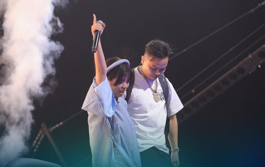 Mặc áo dài bắn rap, nữ sinh Hải Phòng 17 tuổi khiến cả trường quay vỡ òa - 4 Mặc áo dài bắn rap, nữ sinh Hải Phòng 17 tuổi khiến cả trường quay vỡ òa - 4