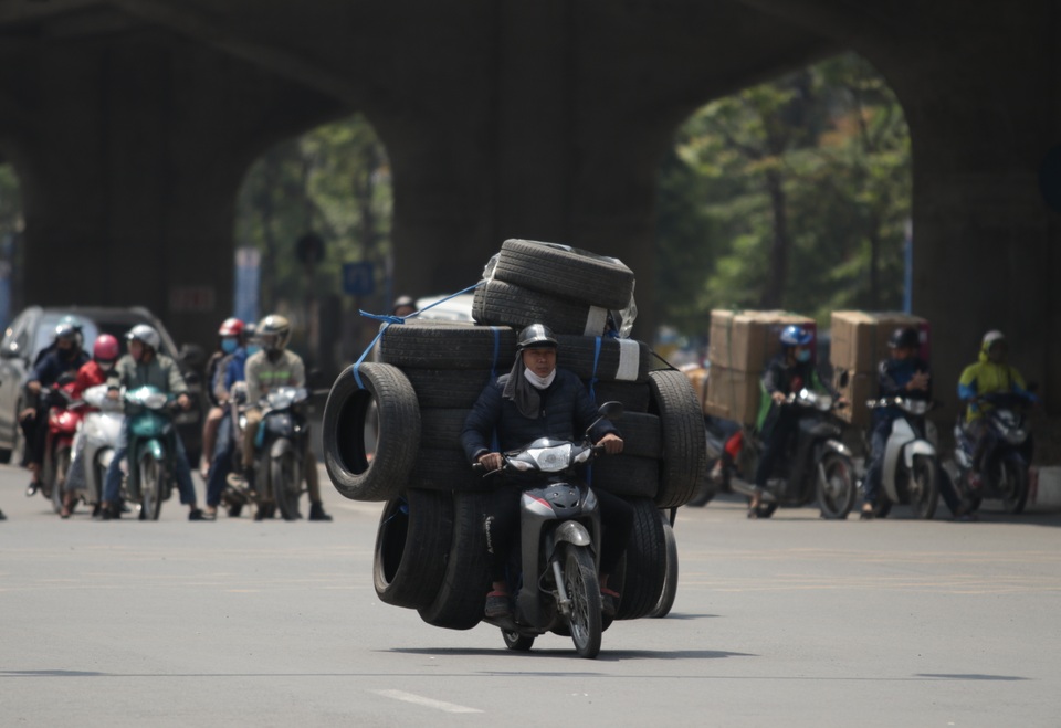 Hà Nội: Dòng xe cộ nối đuôi nhau dù chưa hết hạn cách ly - 4 Hà Nội: Dòng xe cộ nối đuôi nhau dù chưa hết hạn cách ly - 4