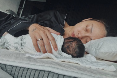 Ngô Thanh Vân mất ngủ, bật khóc khi chăm con đầu lòng ở tuổi 46