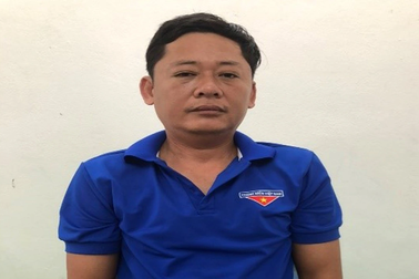 Tài xế có hơi men hành hung CSGT khi bị kiểm tra nồng độ cồn