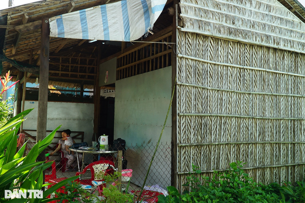Chồng đột tử, vợ ôm 3 con nhỏ sống lay lắt nhờ cơm gạo hàng xóm - 4 Chồng đột tử, vợ ôm 3 con nhỏ sống lay lắt nhờ cơm gạo hàng xóm - 4