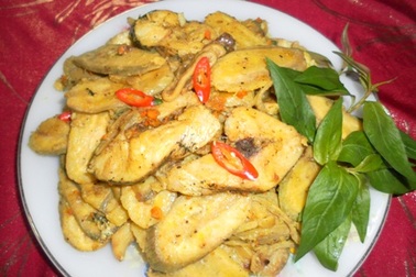 Cá tràu xào chuối tiêu xanh 