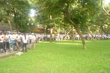 Văn Miếu một chiều “đổ lửa”