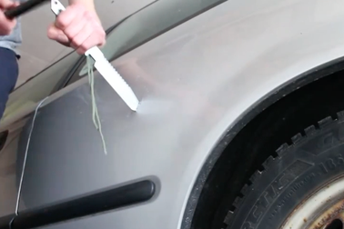 Làm thế nào để lấy chìa khóa bỏ quên trong xe?