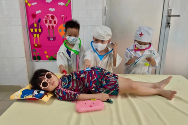 Sốt cộng đồng mạng hình ảnh các bé mầm non nhập vai bác sĩ, thẩm phán