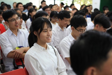 Học sinh “hỏi khó” chuyên gia trong Giao lưu ngành Toán miền Bắc