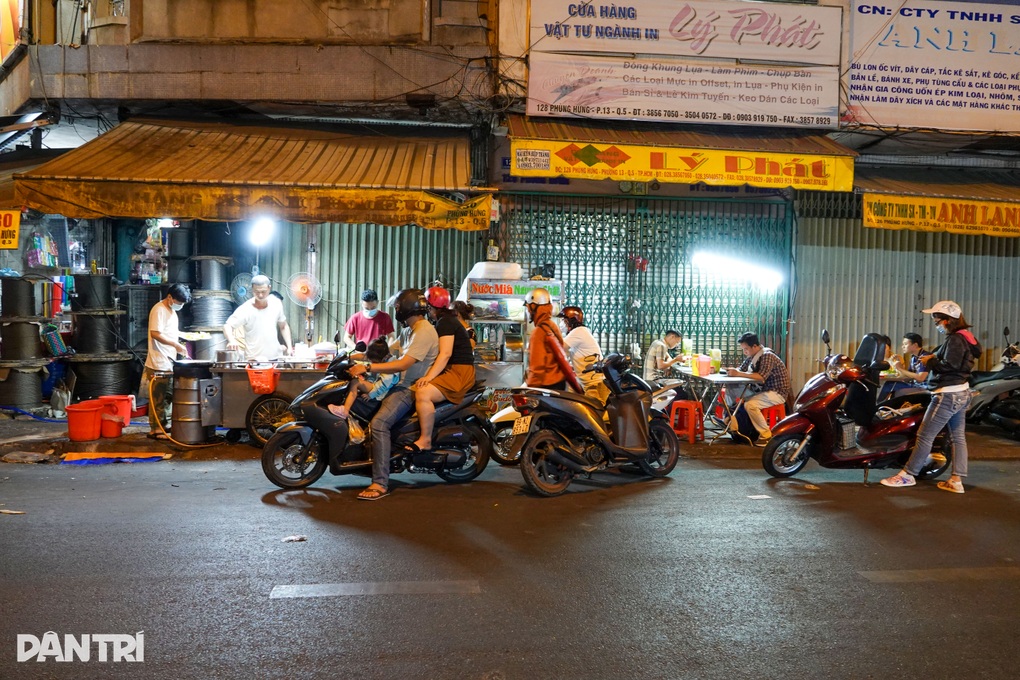 Hàu sữa chiên trứng 56 năm của gia đình gốc Hoa, giá cao nhưng khách đông - 1 Hàu sữa chiên trứng 56 năm của gia đình gốc Hoa, giá cao nhưng khách đông - 1