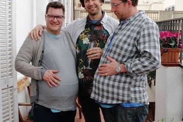 Mang bụng bầu và ngực giả để “tận hưởng” cảm giác mang thai