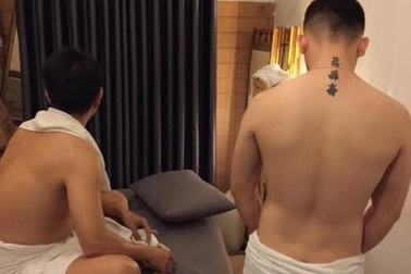 "Mây mưa" với nhân viên massage nam, thanh niên 23 tuổi nhiễm não mô cầu