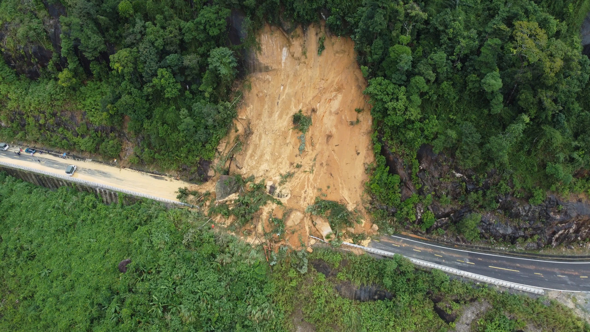Loạt đèo vào Đà Lạt tê liệt vì sạt lở, tỉnh Lâm Đồng phát cảnh báo khẩn - 6