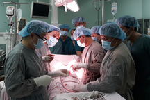 Buồn chuyện tình cảm, người đàn ông tự đâm thấu tim