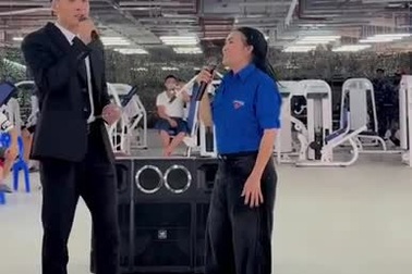 Thiếu úy cảnh vệ Phùng Thế Văn song ca với Phương Thanh