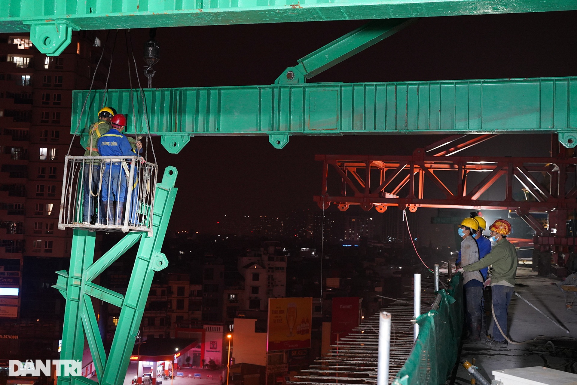 Xuyên đêm hợp long nhịp cầu cao nhất tại tuyến đường Vành đai 2 ở Hà Nội - 2 Xuyên đêm hợp long nhịp cầu cao nhất tại tuyến đường Vành đai 2 ở Hà Nội - 2