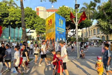 Phố buôn bán vắng vẻ, điểm vui chơi ở Hà Nội đông nghịt dịp nghỉ lễ 2/9