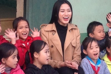 Hoa hậu Đỗ Thị Hà lần đầu học điều khiển múa rối nước