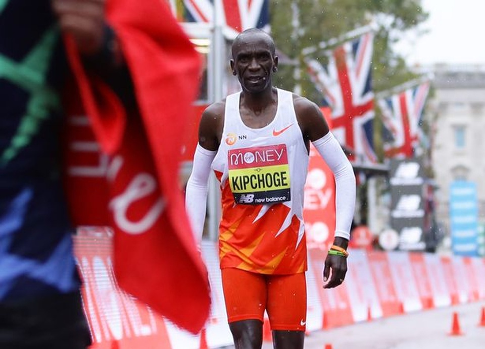 Vua marathon Eluid Kipchoge chấm dứt sự thống trị ở giải chạy tại Anh - 2 Vua marathon Eluid Kipchoge chấm dứt sự thống trị ở giải chạy tại Anh - 2