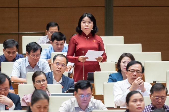 Đại biểu Nguyễn Thị Ngọc Xuân (đoàn Bình Dương) chất vấn