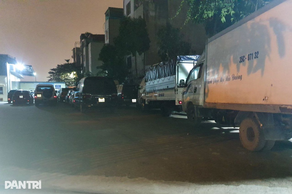 Người dân Hà Nội trắng đêm xếp hàng chờ đăng kiểm - 3 Người dân Hà Nội trắng đêm xếp hàng chờ đăng kiểm - 3