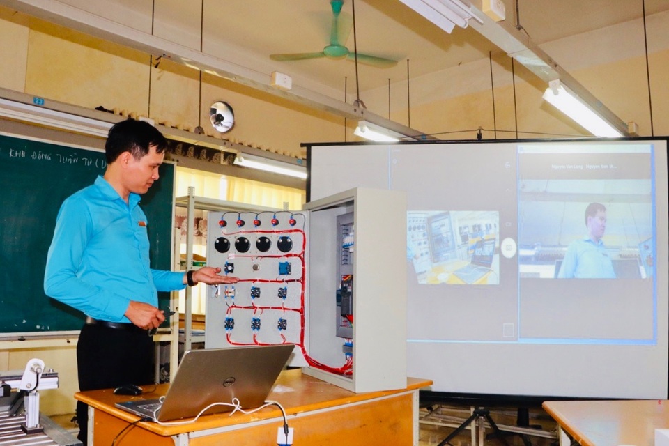 Giờ học online của trường nghề: Camera đặt nhiều góc - 5 Giờ học online của trường nghề: Camera đặt nhiều góc - 5