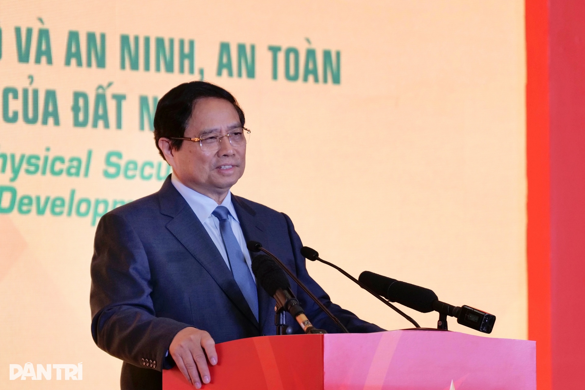 Thủ tướng tham quan triển lãm quốc tế về kỹ thuật và phương tiện PCCC, CNCH - 6 Thủ tướng tham quan triển lãm quốc tế về kỹ thuật và phương tiện PCCC, CNCH - 6