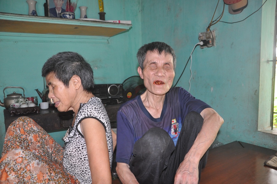 Người đàn ông mù chăm em gái tâm thần xin dừng hỗ trợ - 3 Người đàn ông mù chăm em gái tâm thần xin dừng hỗ trợ - 3