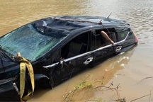 Ô tô 7 chỗ lao xuống sông, 3 người tử vong