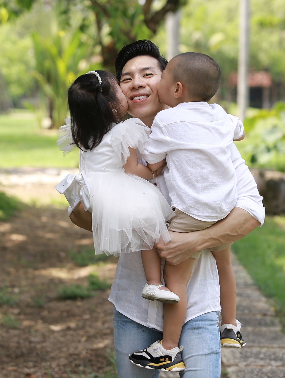 Con gái nhỏ của Quốc Nghiệp lần đầu diễn xiếc trên sân khấu cùng ba - 11 Con gái nhỏ của Quốc Nghiệp lần đầu diễn xiếc trên sân khấu cùng ba - 11