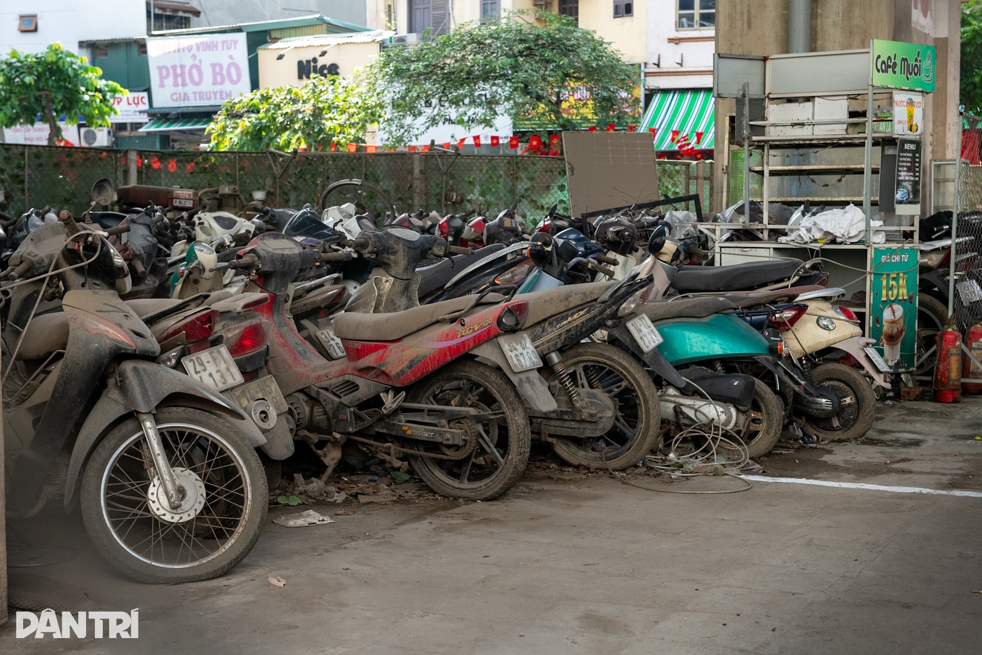 Sau vụ cháy dưới gầm cầu Vĩnh Tuy, nhiều nơi vẫn trông giữ xe gầm cầu - 5 Sau vụ cháy dưới gầm cầu Vĩnh Tuy, nhiều nơi vẫn trông giữ xe gầm cầu - 5