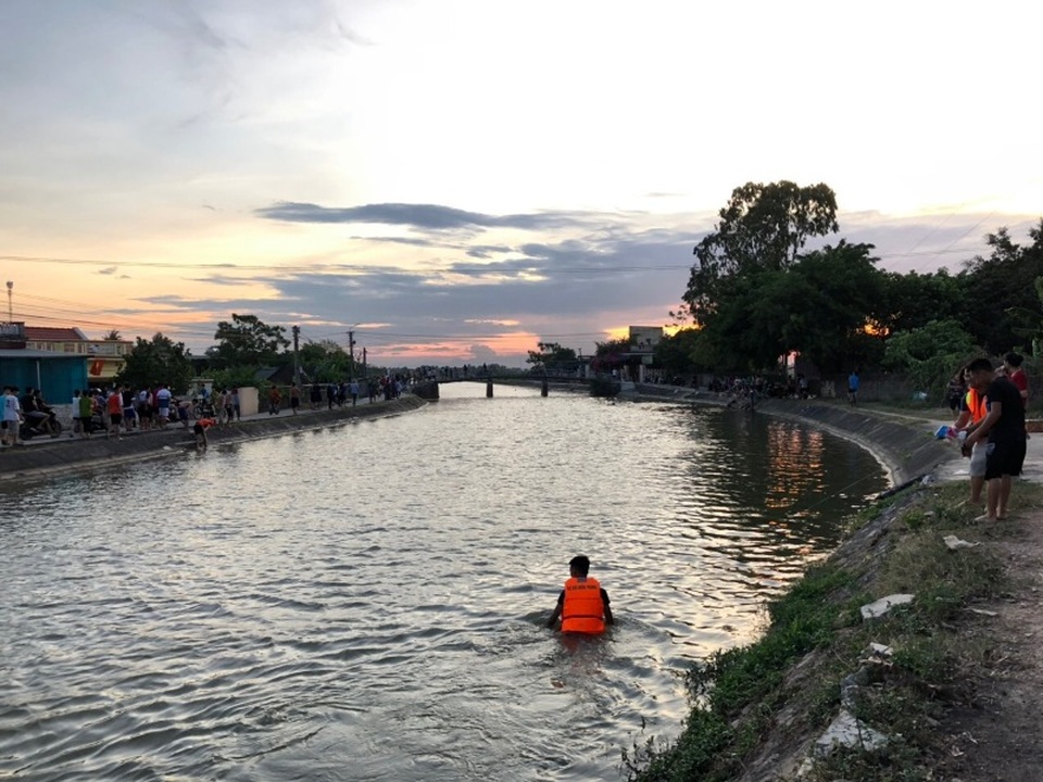 Hàng chục thợ lặn xuyên đêm tìm cô gái trẻ nhảy sông - 5