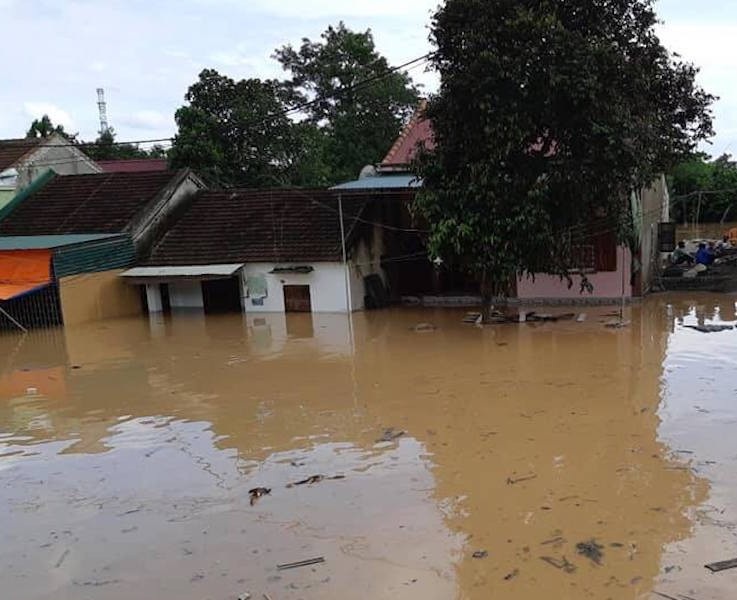 Nước đổ về quá nhanh, hơn 100 nhà dân ngập sâu hơn 1m