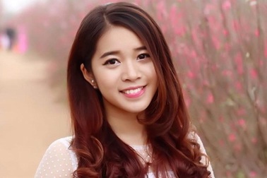 Nữ bí thư Đoàn trường xinh đẹp rạng rỡ giữa vườn hoa 