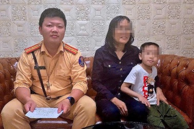 CSGT hỗ trợ bé trai 6 tuổi đi lạc ở bến xe Mỹ Đình về với bố mẹ