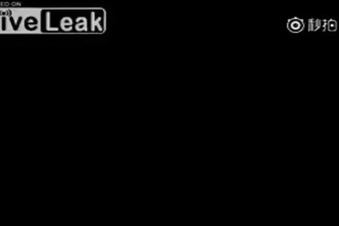 Tránh xe phun nước rửa đường, cô gái bị ô tô khác hất văng