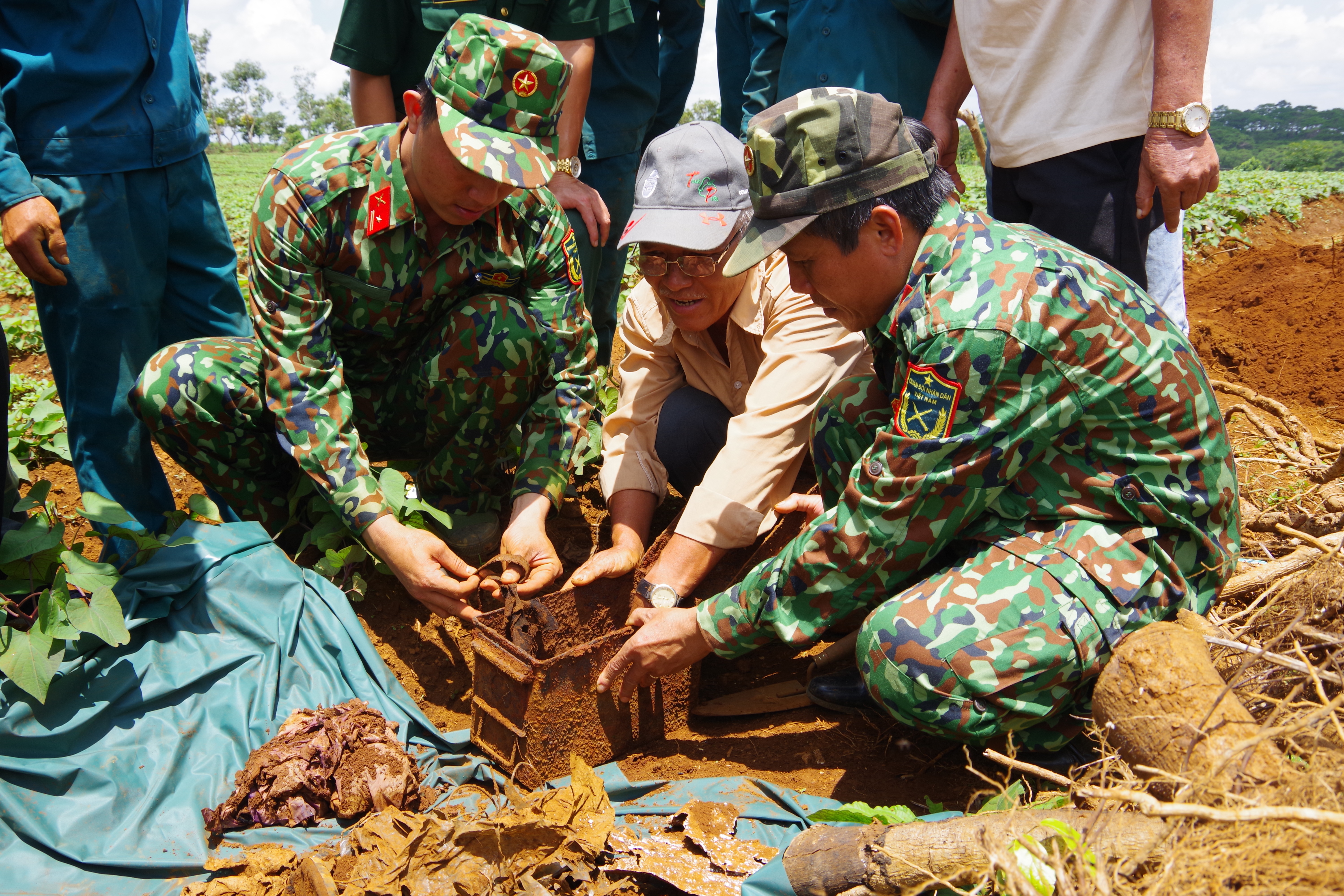 Người bệnh binh vẽ sơ đồ mộ đồng đội bằng những ký ức lửa - 10 Người bệnh binh vẽ sơ đồ mộ đồng đội bằng những ký ức lửa - 10