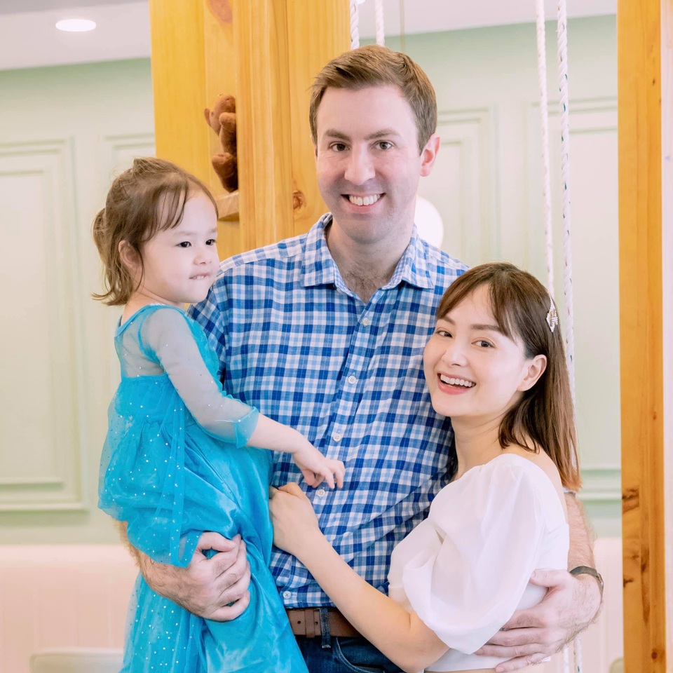 Hương Tràm diện váy rộng giữa nghi vấn đang mang bầu - 9 Hương Tràm diện váy rộng giữa nghi vấn đang mang bầu - 9
