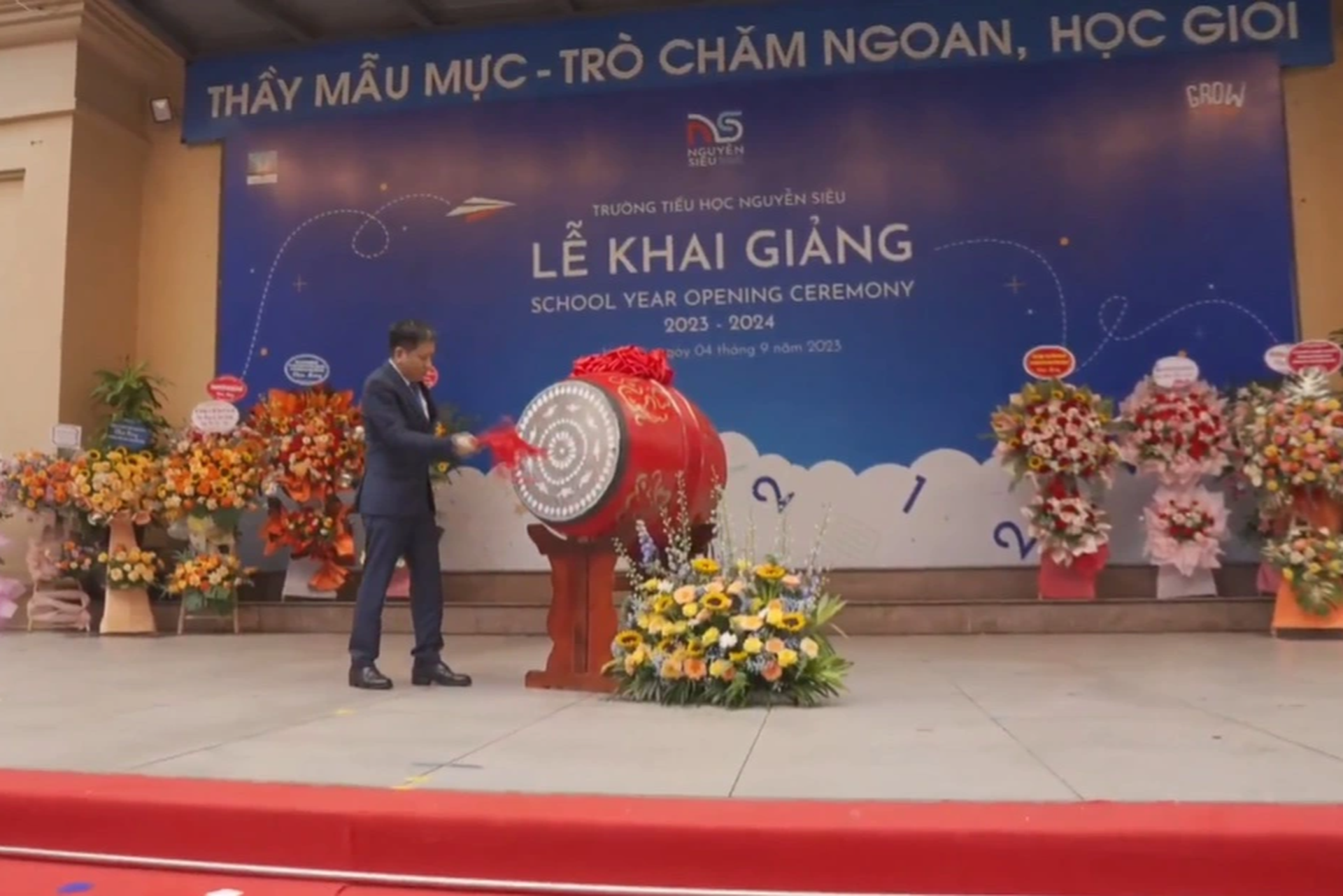 Hà Nội: Học sinh lớp 1 nắm chặt tay cha mẹ dự lễ khai giảng sớm - 9 Hà Nội: Học sinh lớp 1 nắm chặt tay cha mẹ dự lễ khai giảng sớm - 9