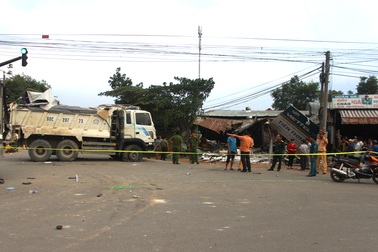 Hai ô tô lao vào nhà dân sau vụ va chạm liên hoàn, 5 người nguy kịch