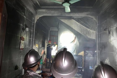 Cảnh sát giải cứu 6 người trong ngôi nhà cháy