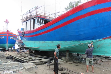 Ngư dân lo lắng vì vay tiền cải hoán tàu cá vẫn chưa chắc được ra khơi