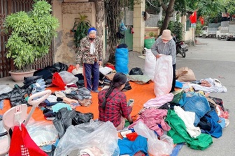 Tìm thấy vàng trong đồ từ thiện, người phụ nữ Hà Nội đăng tin tìm chủ nhân