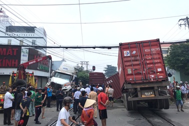 Bộ GTVT yêu cầu "truy" trách nhiệm vụ tàu hỏa tông đứt đôi xe container