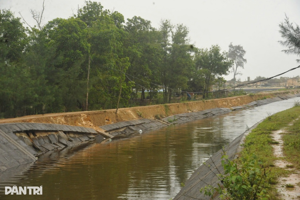 Kè chống xói lở hơn 3 tỷ đồng mới đưa vào sử dụng đã vỡ tan hoang - 3 Kè chống xói lở hơn 3 tỷ đồng mới đưa vào sử dụng đã vỡ tan hoang - 3