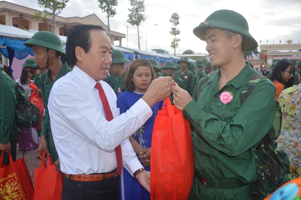 Tổng Tham mưu trưởng động viên tân binh lên đường nhập ngũ - 8 Tổng Tham mưu trưởng động viên tân binh lên đường nhập ngũ - 8