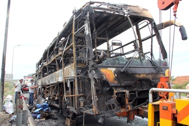 Xe khách cháy trơ khung, 40 hành khách được sơ tán kịp thời